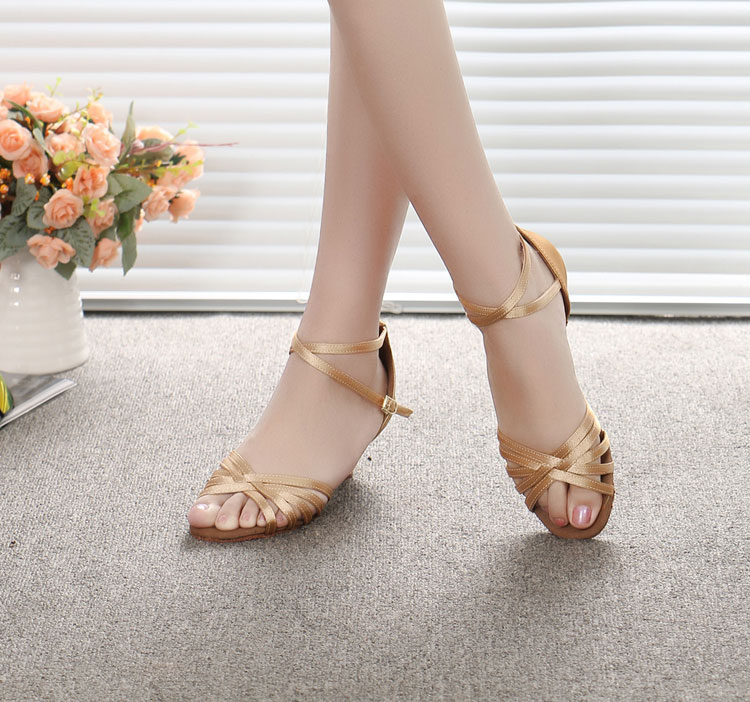 拉丁舞鞋儿童女孩舞蹈鞋小学生大童中跟拉丁鞋少儿平跟黑色软底鞋