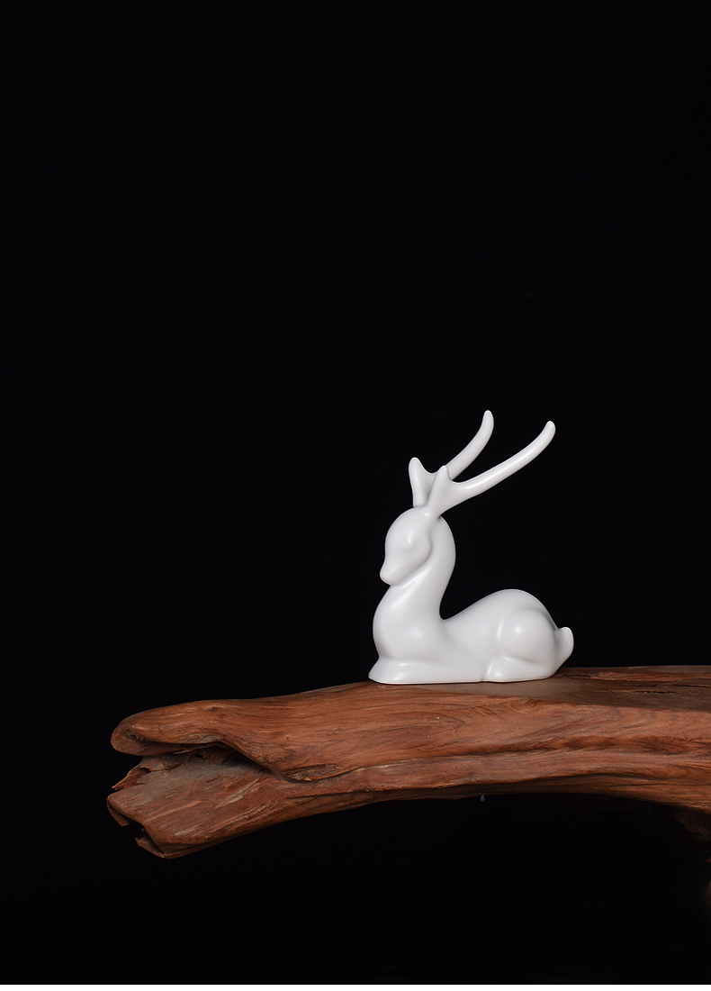 陶瓷鹿创意手工小动物鹿青白釉招财鹿茶宠客厅书房办公桌摆件