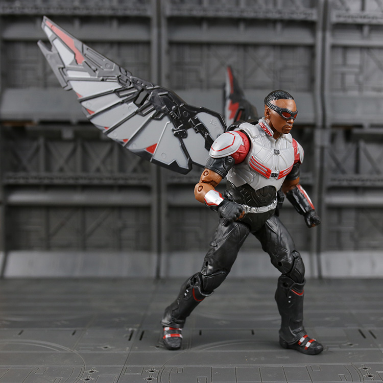 正版漫威复仇者联盟3猎鹰手办内含支架