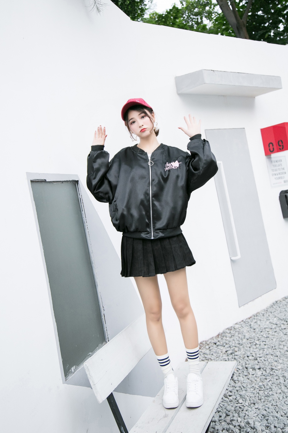 穿着效果短款棒球服外套,是初级穿搭不可或缺的一款单品,时尚的刺绣