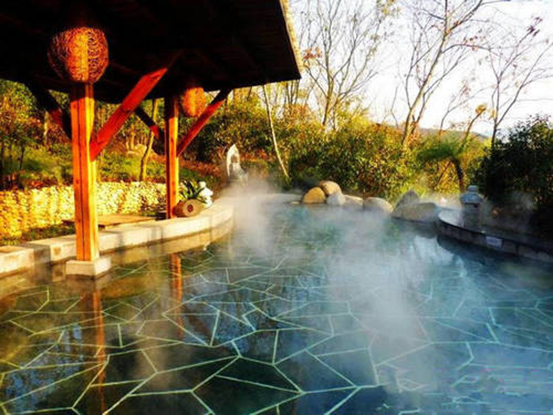 它展现了东南亚温泉文化与东北亚温泉文化相互交融的风格;温泉区处处